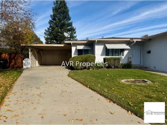 Building Photo - Cute duplex near downtown with new paint and carpets