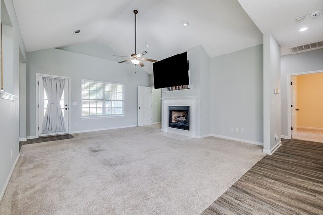 Building Photo - Spacious 3 Bed, 2 Bath Home with Large Bon...