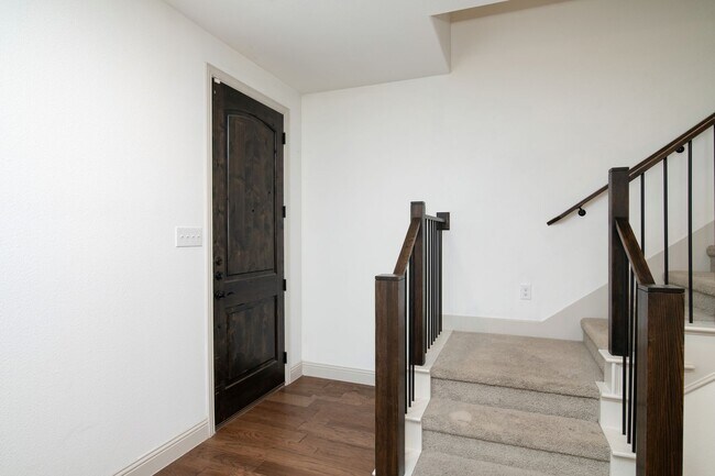 Building Photo - Beautiful 3 Bedroom Luxury Townhome, MCKIN...