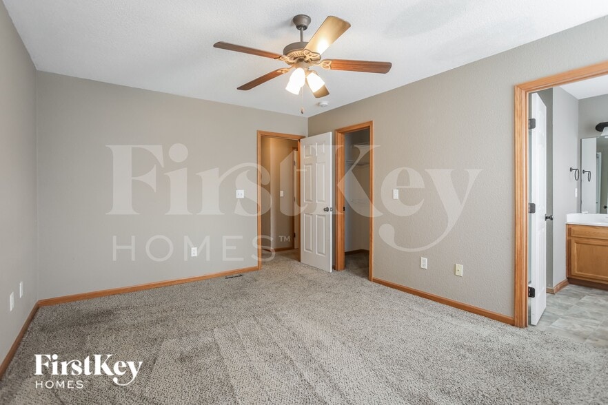 Building Photo - 316 NE Coldwater Creek Dr