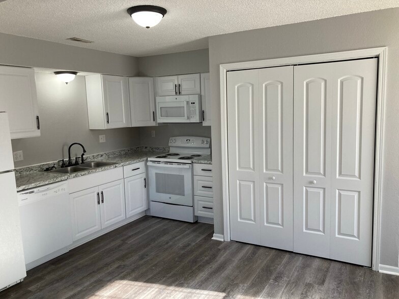 Building Photo - 2107 Highridge Dr