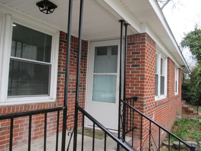 Building Photo - 216 Dulwich Crescent