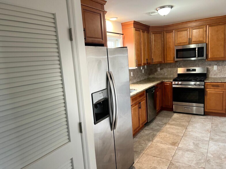 Kitchen - 1042 Bond St