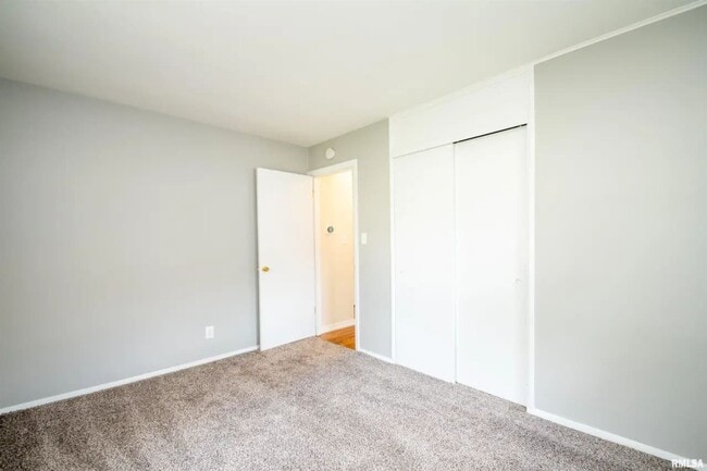 Building Photo - West Cindy Lane