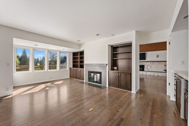 Building Photo - 4-Bedroom Luxury Home for Rent by Portland...