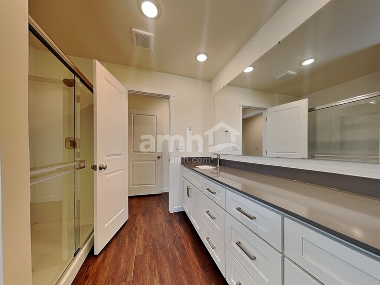 Building Photo - 9412 W Shumard St
