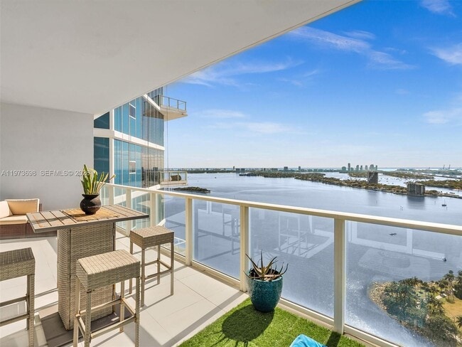 Building Photo - 2020 N Bayshore Dr