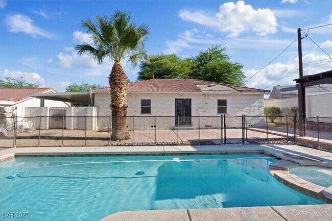 Building Photo - 1609 Chapman Dr