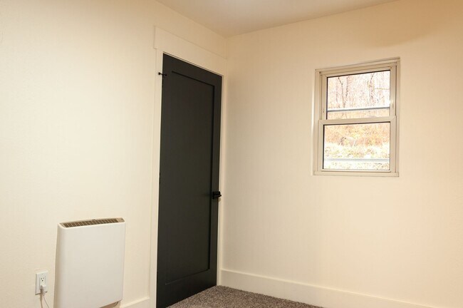 Building Photo - 3br/2bath Custom Remodeled Home Near Okemo