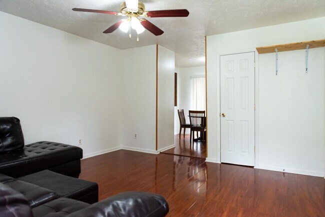 Building Photo - 6205 Fieldcrest Dr