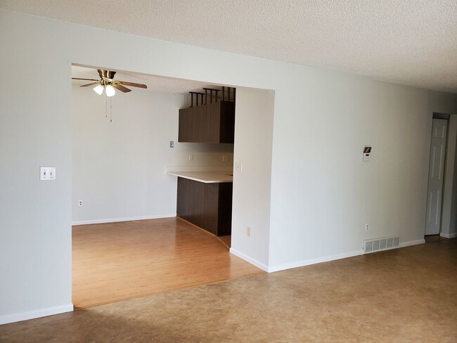 Building Photo - FANTASTIC 2 BEDROOM TOWNHOUSE IN THORNTON,...