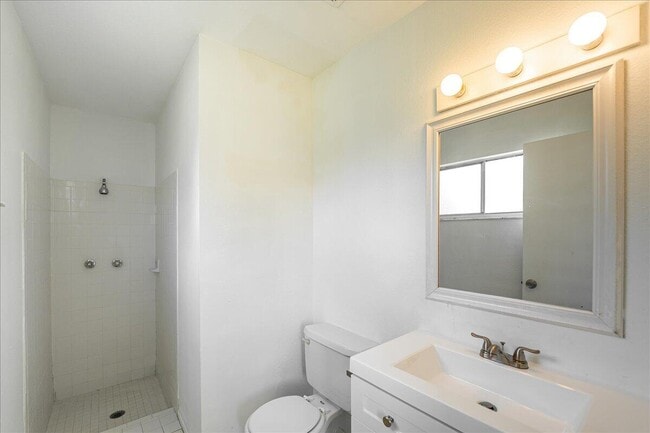 Building Photo - 849 SW Belmont Cir