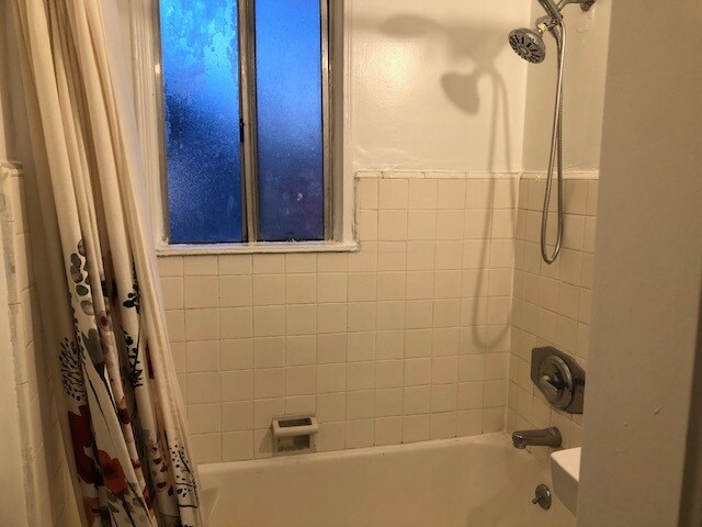 Building Photo - 303 S Doheny Dr