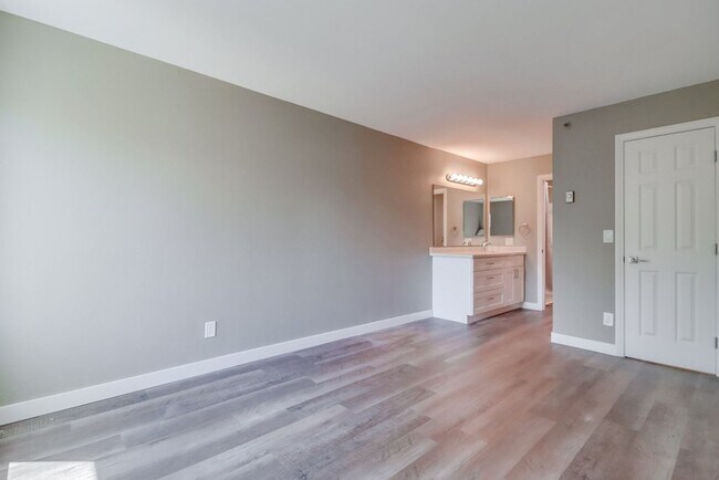 Building Photo - Beautifully renovated and located in the h...