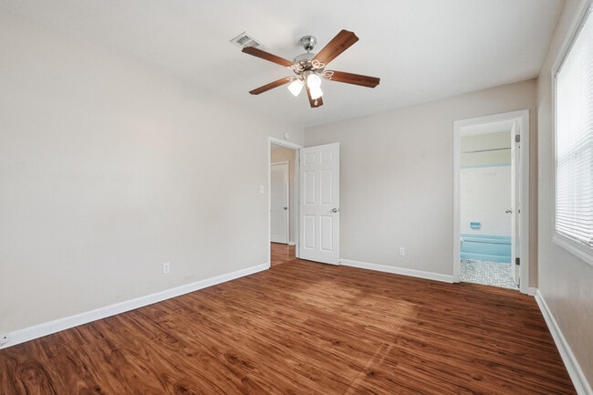 Building Photo - 358 Coral Dr SW