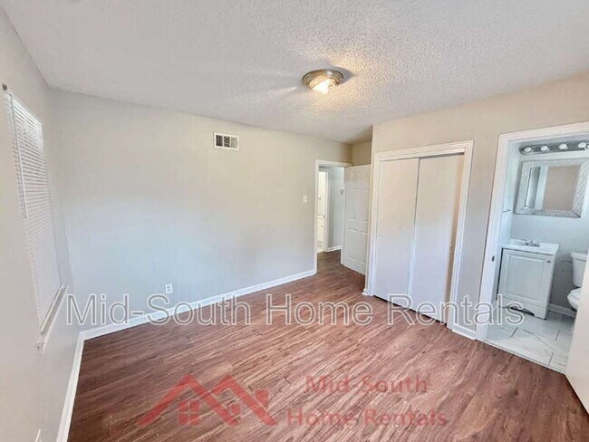 Building Photo - 2050 Sharon Ln