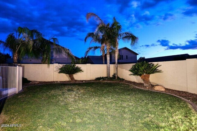 Building Photo - 7931 W Rose Garden Ln