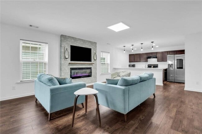 Building Photo - Modern 4 Bedroom South Savannah Home with Fenced Backyard