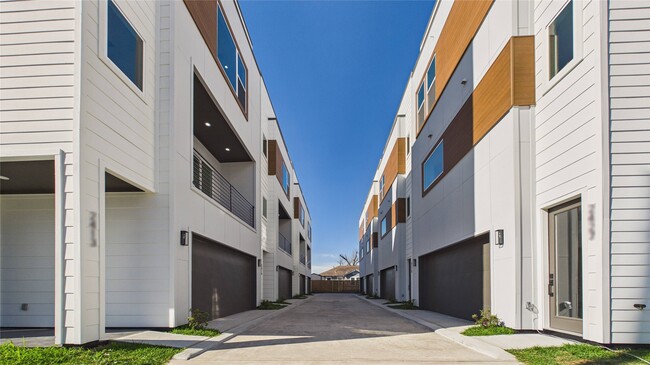 Building Photo - 2415 Harrington St