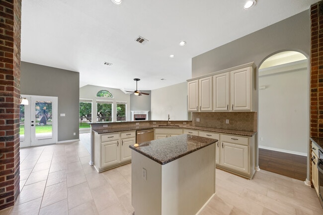 Building Photo - Spacious 4-Bed Luxury Home with Chef’s Kitchen, Fenced Yard, and 3,528 sq ft in Helotes