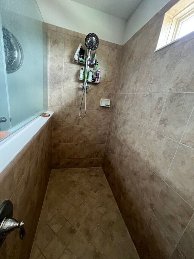Building Photo - INCREDIBLE DEAL: 5-BR Corner Lot Home in Crown Pointe Cove – Spacious & Bright!