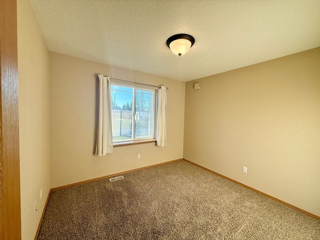 Building Photo - KENAI RANCH HOME!