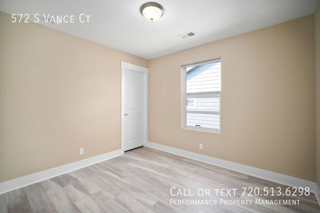 Building Photo - 572 S Vance St