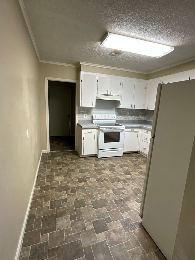 Building Photo - 901 Dennis Ave