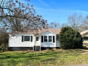 Building Photo - Beautiful and quaint, Minutes from Downtown!