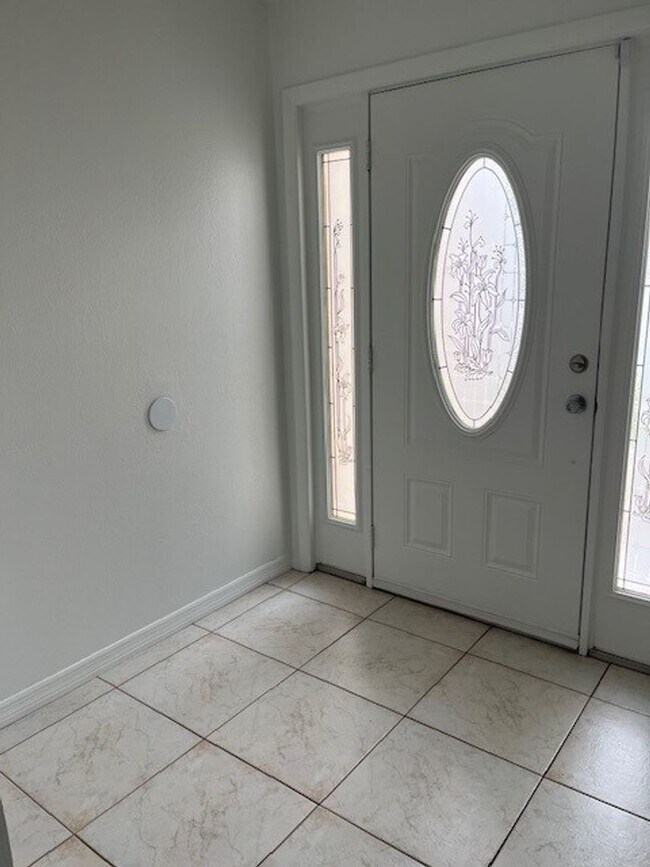 Building Photo - ***4 Bed 3.5 Bath in Tuscawilla!***