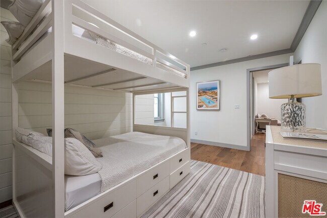 Building Photo - 703 Bayview Dr