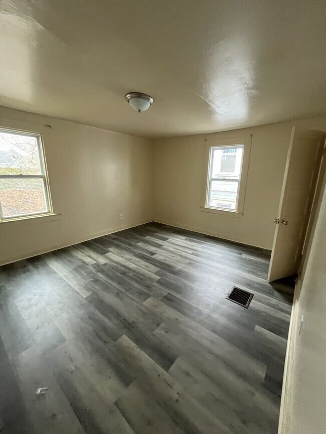 Building Photo - 347-349 N Beech St