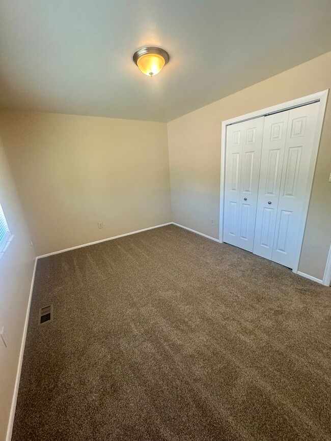 Building Photo - 4 Bedroom Split-Level in Widefield