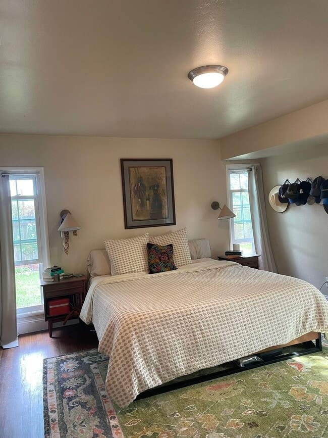 Building Photo - Charming 3 bedroom home in quiet neighborhood with detached office!