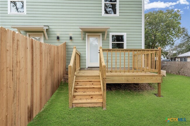 Building Photo - 323 S Burnet St