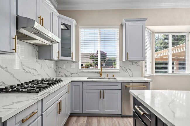 Building Photo - For rent: spacious and updated 5-bedroom, ...