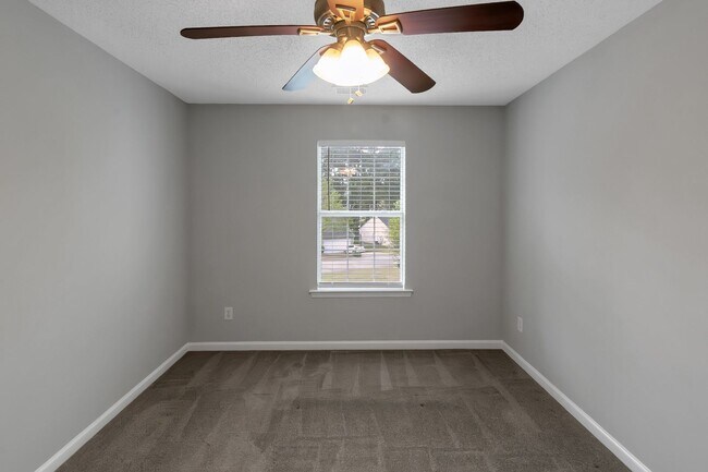Building Photo - 4 Bedroom 3 bath Gorgeous Home