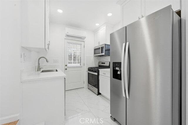 Building Photo - 220 39th St