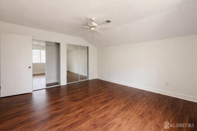 Building Photo - 470 Sayre Dr