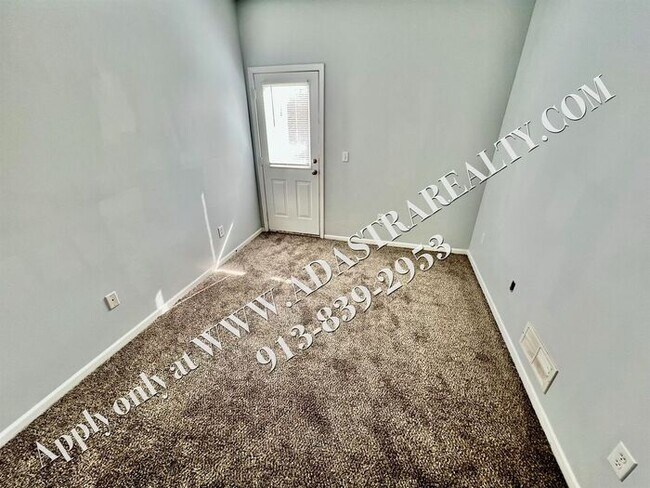 Building Photo - Beautiful Gardner Townhome-Available in MAY!!