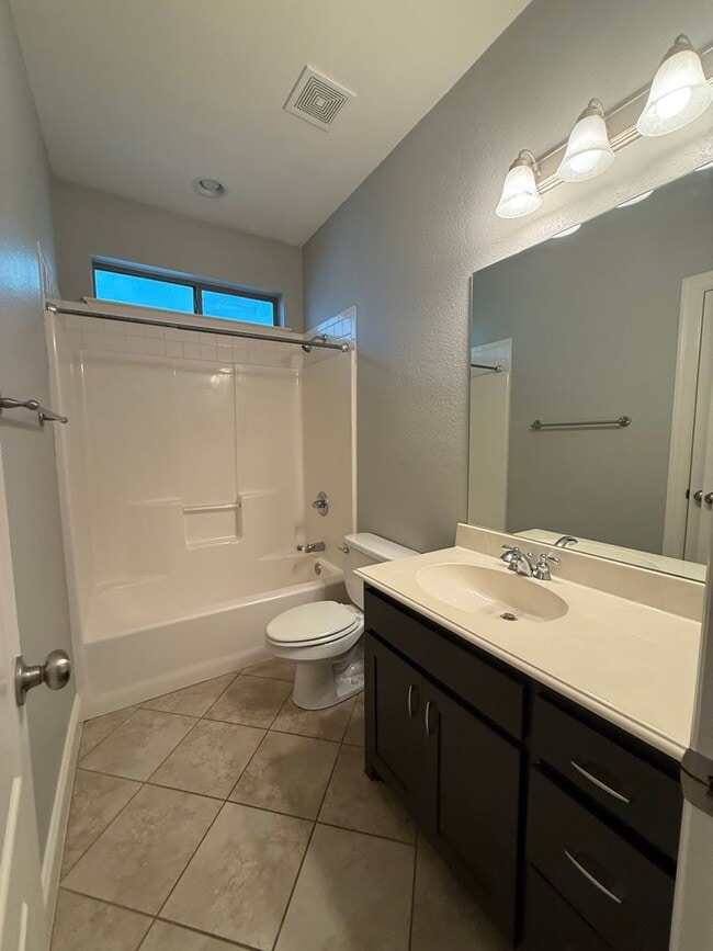 Building Photo - Beautiful 4 bedroom 2 bath home centrally located for added convenience