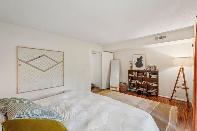 Building Photo - Top-floor condo located in the charming La...