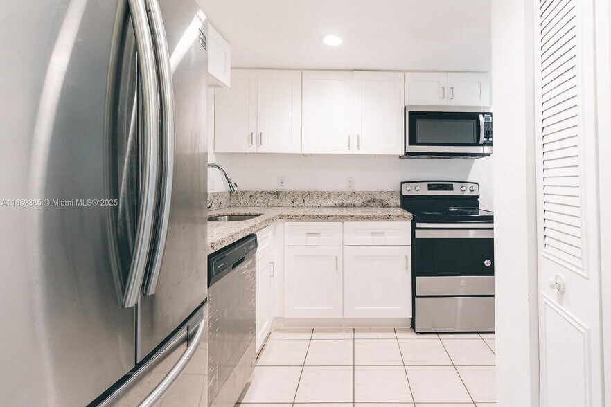 Building Photo - 9330 Lagoon Pl