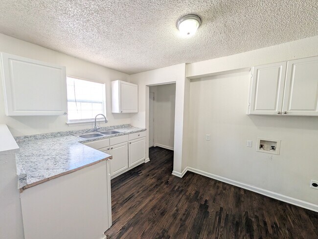 Building Photo - 1627 N Denver Ave