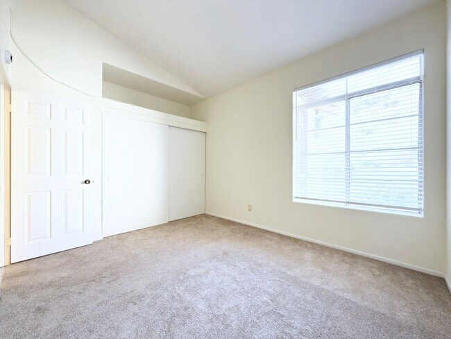 Building Photo - Upper Level Condo in Gated Community