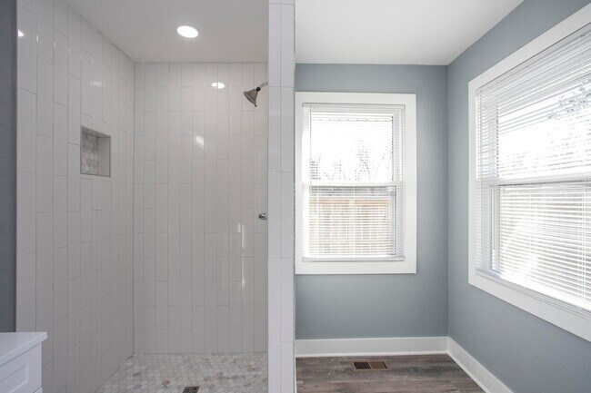 Building Photo - 1111 Westchester Dr