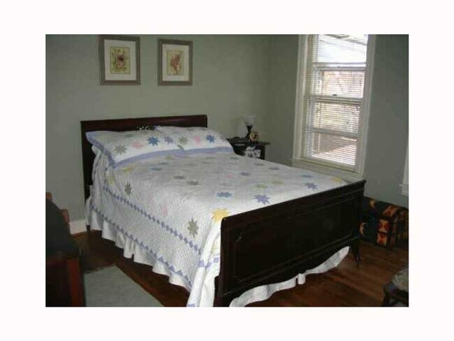 Building Photo - Spacious home just West of IH35. Great cen...