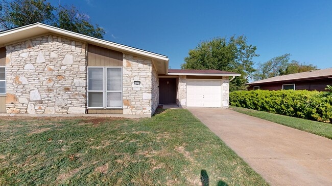 Building Photo - SINGLE FAMILY HOME $1,395 + 2 WEEKS FREE R...