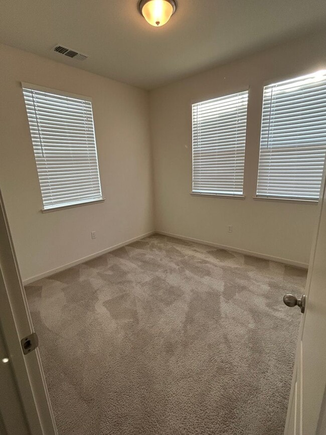 Building Photo - Spacious Beautiful Home in Fantastic Gilro...