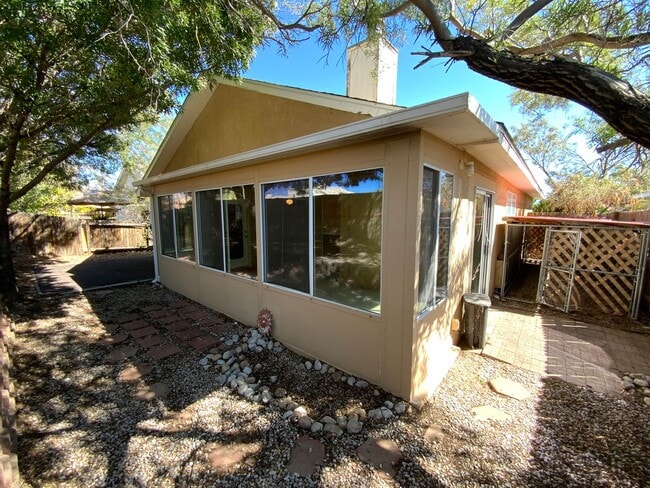 Building Photo - 3 Bedroom Single Story Home Near Unser Blv...